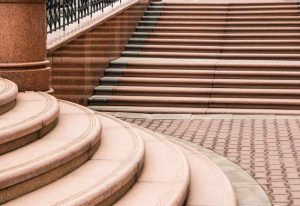 Konstrukcja schodów w budynkach użyteczności publicznej: propozycja atrakcyjnej formy schodów w przypadku ograniczonych przestrzeni