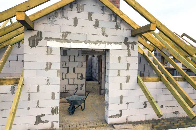 Modernizacja starej kostki z lat 80. - pomysły na przekształcenie domu z tego okresu