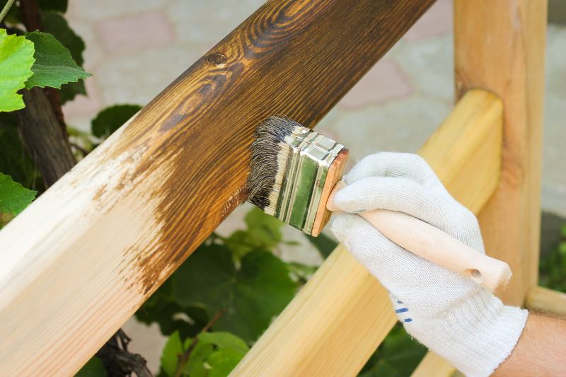 Sposoby na zabezpieczenie drewna przed wilgocią